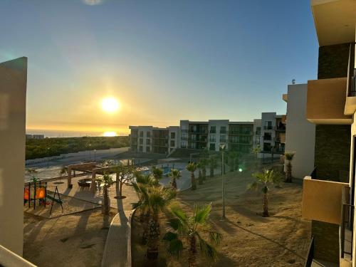 - Vistas a un complejo con palmeras y a la puesta de sol en Mar altas en Cabo San Lucas
