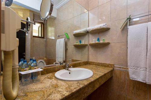 uma casa de banho com um lavatório e um espelho em Sawela Lodges em Naivasha