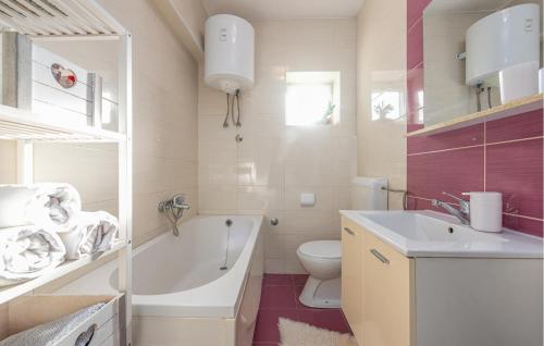 Bilik mandi di 1 Bedroom Lovely Apartment In Vlasici