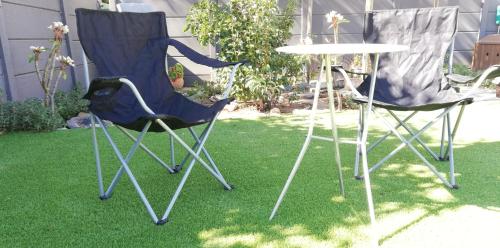 dos sillas y una mesa en un patio en Durbanville Luxury Living Private Room, en Durbanville