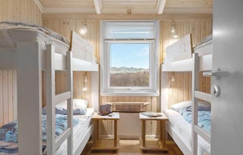 ロンストラップにあるCozy Home In Hjrring With Saunaのベッドルーム1室(二段ベッド2台、窓付)が備わります。