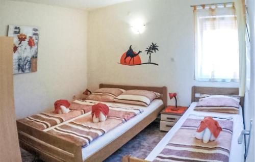 ein Schlafzimmer mit zwei Betten mit Puppen drauf in der Unterkunft Awesome Apartment In Biograd With Kitchen in Biograd na Moru