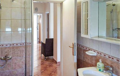 ein Bad mit einer Dusche, einem Waschbecken und einem Spiegel in der Unterkunft Awesome Apartment In Biograd With Kitchen in Biograd na Moru