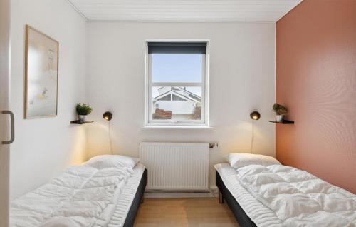 エーベルトフトにあるBeautiful Home In Ebeltoft With 10 Bedrooms, Sauna And Indoor Swimming Poolの窓付きの部屋 ベッド2台