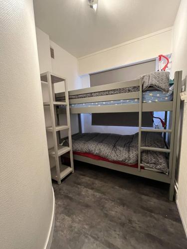 une chambre avec deux lits superposés dans une pièce dans l'établissement GrandLarge02, à Le Touquet-Paris-Plage