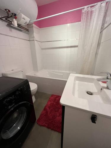 une salle de bain avec un lavabo et une machine à laver dans l'établissement GrandLarge02, à Le Touquet-Paris-Plage