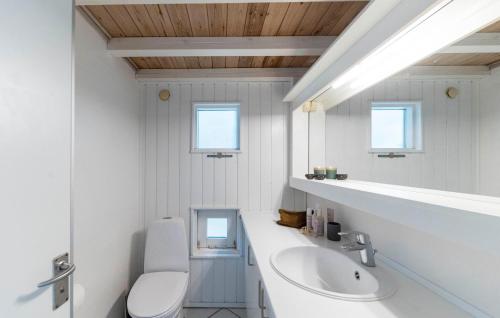 Vester Sømarkenにある4 Bedroom Cozy Home In Nexの白いバスルーム(トイレ、シンク付)