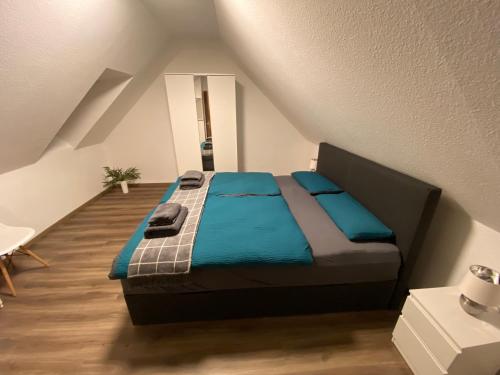 1 dormitorio con 1 cama en el ático en Appartement am Kaibach, en Forchtenberg