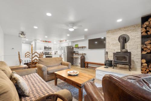 salon z meblami i kominkiem w obiekcie Luxury at Altitude – Base Camp 2 Bedroom condo w mieście Kirkwood
