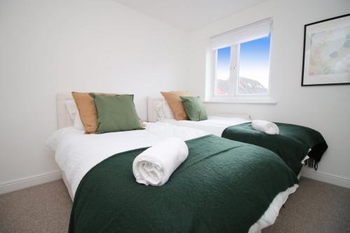 dos camas sentadas una al lado de la otra en una habitación en Spacious 5 Bedroom | with Fenced Backyard en Newport