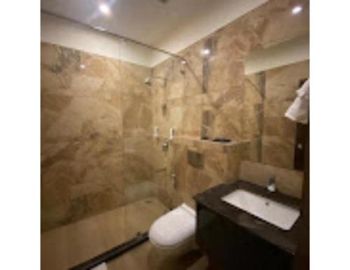 デヘラードゥーンにあるMJ Aero Suites, Joly Grantのバスルーム(トイレ、洗面台、シャワー付)