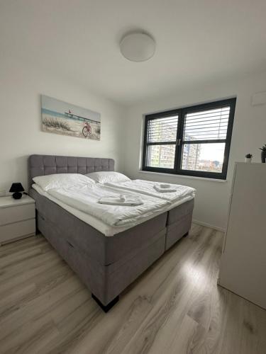 um quarto com uma cama grande num quarto em Ein Park Apartment with free parking em Bratislava