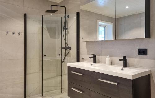 W łazience znajduje się umywalka i prysznic. w obiekcie Amazing Home In seral With House A Mountain View w mieście Åseral