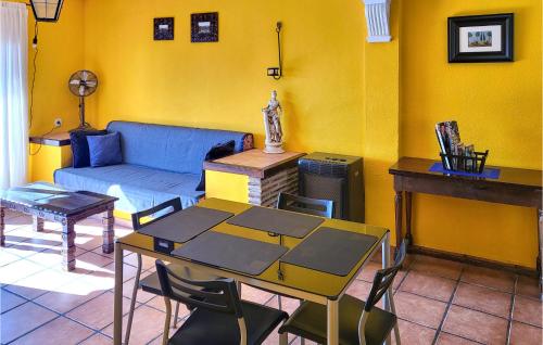 ein Wohnzimmer mit einem blauen Sofa und einem Tisch in der Unterkunft Stunning Apartment In El Campello in El Campello