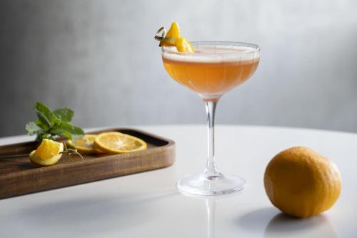 a drink in a glass next to a tray of orange slices at San Francisco Airport Marriott Waterfront in Burlingame