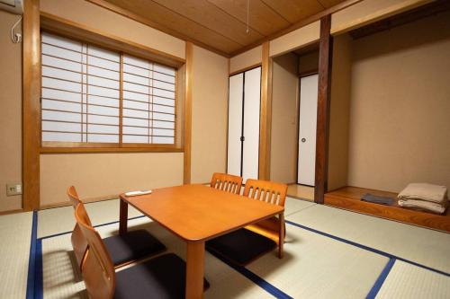 jadalnia ze stołem i krzesłami w pokoju w obiekcie 所沢レイクサイドハウス w mieście Higashiyamato
