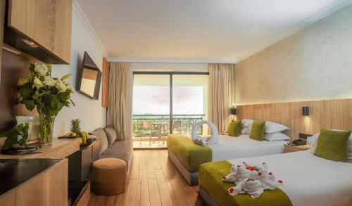 una camera d'albergo con un letto e una grande finestra di Hotel Argana Agadir ad Agadir