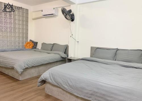 1 dormitorio con 2 camas y ventilador en DeMi Homestay 2 - Châu Đốc en Ấp Vĩnh Ðông