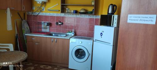 cocina con lavadora y fregadero en penyrent en Varna