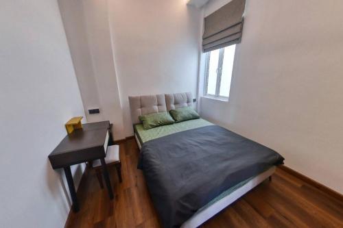 una piccola camera da letto con un letto e una scrivania di Rush Reliance Mt. Lavinia a Attidiya