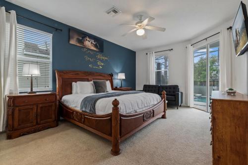 ein Schlafzimmer mit einem Bett und einem Deckenventilator in der Unterkunft Villa Eman 5bed 4bath with Private pool& Hot Tub close 2 Disney & Legoland in Haines City