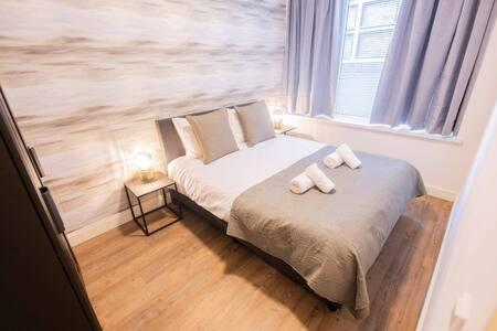 uma pequena cama num quarto com uma janela em Stylish 50m² Two-Bedroom Apartment (SD-23-K) em Eindhoven