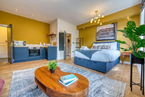 1 dormitorio con 1 cama y 1 mesa en una habitación en Haworth Heights - An AMAZING Aparthotel!, en Haworth