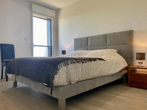 une chambre avec un grand lit et une fenêtre dans l'établissement Appartement 3 pièces avec terrasse, proche plage, parking, ascenseur – Pornichet - FR-1-306-1226, à Pornichet