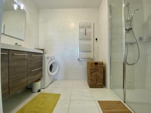 La salle de bains est pourvue d'une cabine de douche et de toilettes. dans l'établissement Appartement 3 pièces avec terrasse, proche plage, parking, ascenseur – Pornichet - FR-1-306-1226, à Pornichet