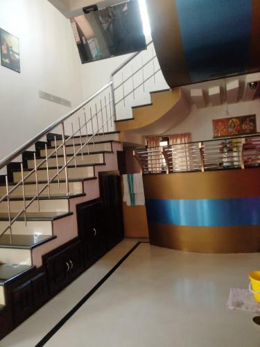 una escalera de caracol en un edificio con vestíbulo en Shakthi Residency, en Alleppey