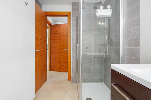 un bagno con doccia e lavandino di Villa Marconi Apartment 5 a Golfo Aranci