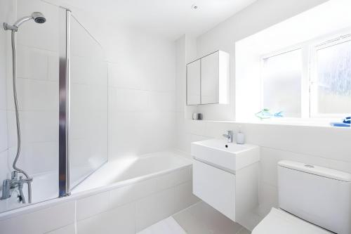 Ein Badezimmer in der Unterkunft Camberwell Elegance 3BR Luxury Flat