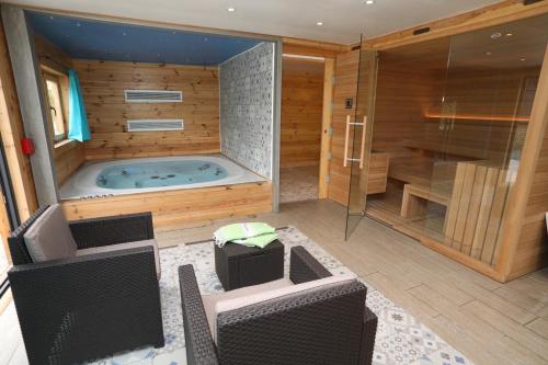 una sauna con jacuzzi en una habitación en Mobil Home XXL 4 chambres - Camping Le Clos Cacheleux, en Miannay