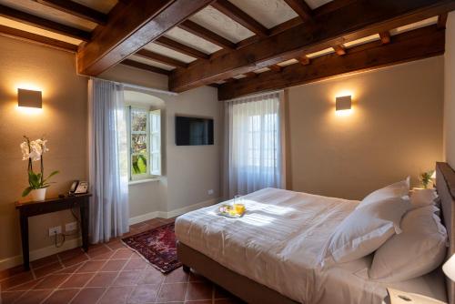 ein Schlafzimmer mit einem großen Bett in einem Zimmer in der Unterkunft Agrisuite Le Querce del Vareglio in Canale