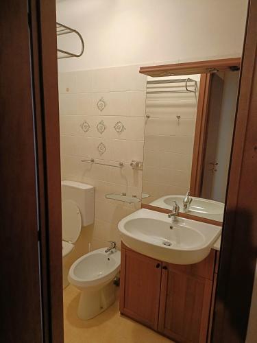 La salle de bains est pourvue d'un lavabo et de toilettes. dans l'établissement Casa Diana, à Bibione