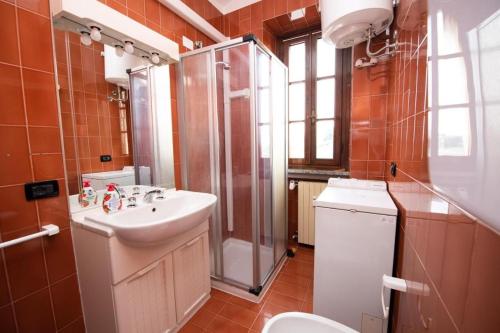 a bathroom with a sink and a shower and a toilet at Casa Marisa sul Garda in Toscolano Maderno