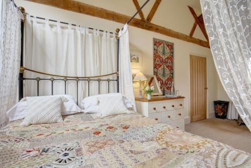 1 dormitorio con 1 cama grande y vestidor en Garden Cottage Wellingham, en Wellingham