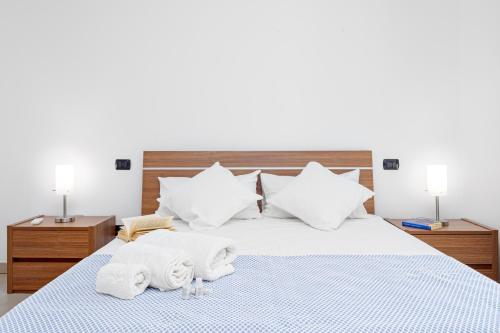 a bedroom with a bed with towels on it at Villa Marconi Apartment 9 in Golfo Aranci