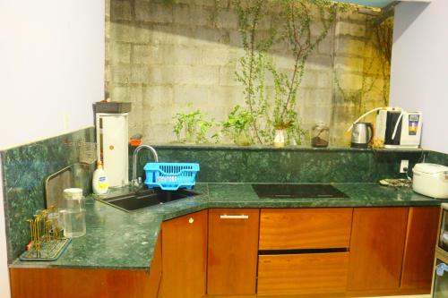eine Küche mit einer grünen Arbeitsplatte und einem Waschbecken in der Unterkunft Keydeo Homestay - Phan thiet in Phan Thiet