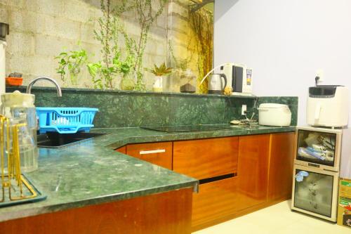 eine Küche mit einer Spüle und einer Arbeitsplatte in der Unterkunft Keydeo Homestay - Phan thiet in Phan Thiet