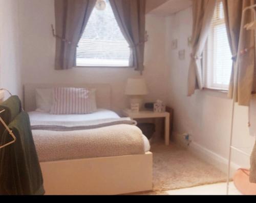 Säng eller sängar i ett rum på Centrel to london single bed room quiet home with host and breakfast