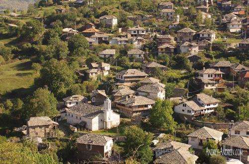 un pueblo con casas y una iglesia en una colina en Sharkov Guest House, en Dolen