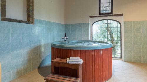 Cette chambre comprend une salle de bains pourvue d'une grande baignoire. dans l'établissement VILLA LE TORNAIE 14, Emma Villas, à Monte San Savino