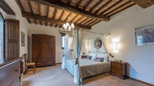 una camera con letto e soffitto in legno di VILLA LE TORNAIE 14, Emma Villas a Monte San Savino