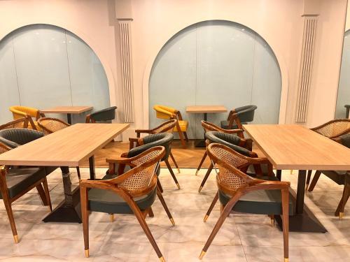 Ein Sitzbereich in der Unterkunft Flock Hotel I Golf Course Road Near Dlf Phase 1 Metro station I Gurugram