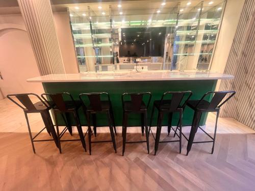 Galeriebild der Unterkunft Flock Hotel I Golf Course Road Near Dlf Phase 1 Metro station I Gurugram in Gurgaon