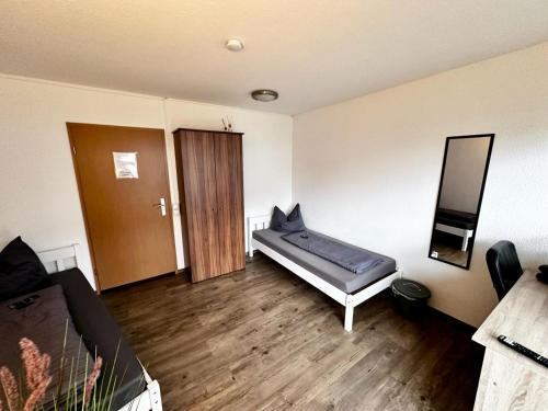 Zimmer mit einem Bett und einem Spiegel in der Unterkunft Gemütliches & helles Doppelzimmer in Kleve in Kleve