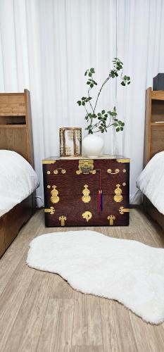 Postel nebo postele na pokoji v ubytování Soban Stay