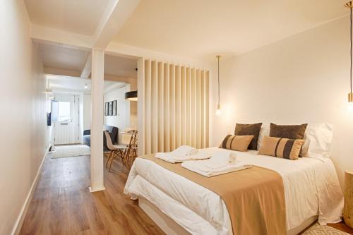 een slaapkamer met een groot bed in een kamer bij BmyGuest - Lisbon Inner Bairro Alto in Lissabon