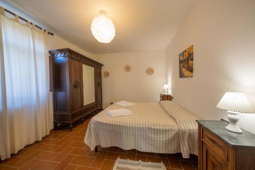 a bedroom with a bed and a table with a lamp at Agriturismo il Palagetto in Pomarance